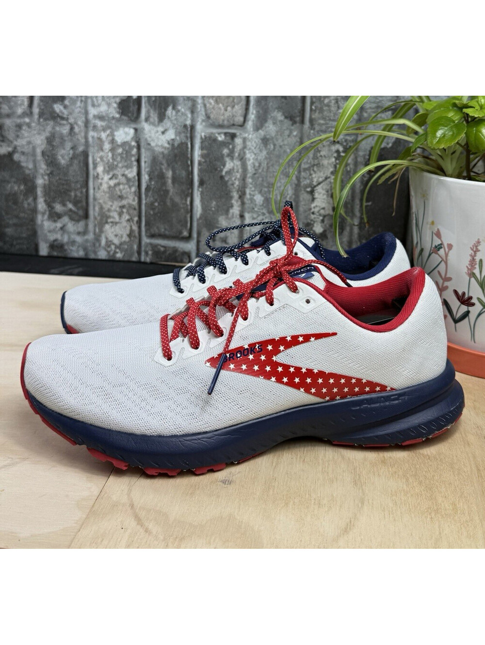 Brooks Launch 7 Men's White/Red/Blue Low Top Lace-Up Running Sneaker 9.5